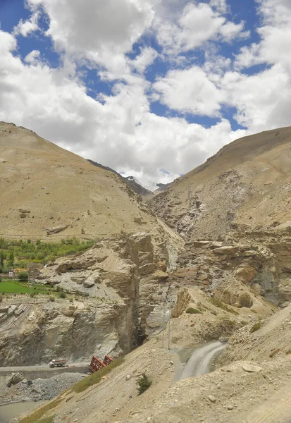 Uma Pequena Aldeia Verde Sobre Montanha Rochosa Ladakh Índia — Fotografia de Stock
