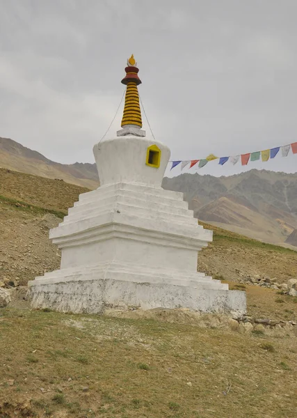 Eine Buddhistische Weiße Stupa Auf Den Felsigen Bergen Von Ladakh — Stockfoto
