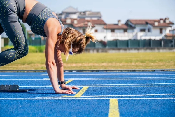 Mujer Listo Para Correr Inicio Atletismo Sprinter Chica Bloques Partida Fotos De Stock