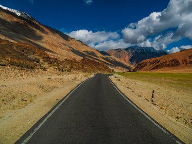 Ladakh Dağı yolu, Kuzey Hindistan. Ladakh 'ın güzel manzarası, Hindistan' ın en yüksek yaylası..