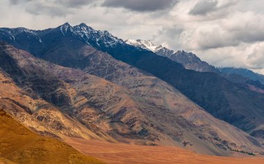 Ladakh dağlarının panoramik manzarası. Güzel doğal manzara.