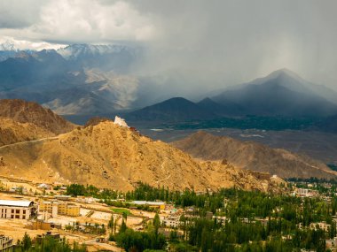 Ladakh 'ın güzel manzarası dağ sırasını ve gökyüzünü kaplıyor, Hindistan' ın en yüksek platosunu. Ladakh şehri manzarası. Ladakh 'ın panoramik görünümü.