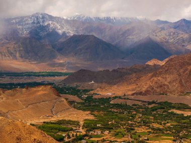 Shanti Stupa dağlarla çevrili beyaz kubbeli bir Budist. Ladakh Vadisi 'nin panoramik manzarası.