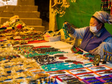 Ladakh, Hindistan - 18 Haziran 2022: Leh Pazarı, Kral Singe Namgyal döneminde 15. yüzyıla dayanan antik bir pazar. Burası yerel pazar ve turistlerin ziyaret edebileceği ünlü bir yer..