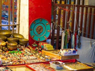 Ladakh, Hindistan - 18 Haziran 2022: Tibet sanat eseri, Leh Market 'te el sanatları atölyesi