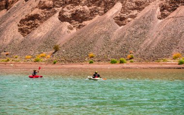 Ladakh, Hindistan - 18 Haziran 2022: İndus Nehri 'nin ilk büyük kolu olan Zanskar Nehri' nde tekne gezintisi yapan turist.