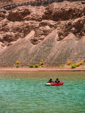 Ladakh, Hindistan - 18 Haziran 2022: Indus Nehri 'nin ilk büyük kolu olan Zanskar Nehri' nde tekne gezintisi yapan turist. Dikey veya portre oryantasyonu