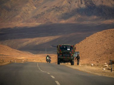 Leh, Hindistan - 18 Haziran 2022: Ladakh, Kuzey Hindistan Dağ yolunda Hint Ordusu kamyonu. Ladakh 'ın güzel manzarası, Hindistan' daki en yüksek plato..