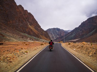 Ladakh, Hindistan - 26 Haziran 2022: Nubra Vadisi, Leh Ladakh, Jammu ve Kashmir, Hindistan 'da Diskit ve Khardung La Pass arasında güzel manzaranın tadını çıkaran bisikletçiler.