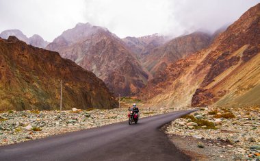 Ladakh, Hindistan - 26 Haziran 2022: Nubra Vadisi, Leh Ladakh, Jammu ve Kashmir, Hindistan 'da Diskit ve Khardung La Pass arasında güzel manzaranın tadını çıkaran bisikletçiler.