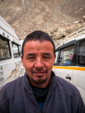 Ladakh, Hindistan - 23 Haziran 2022: Kameraya bakan Lakhadi adam portresi.