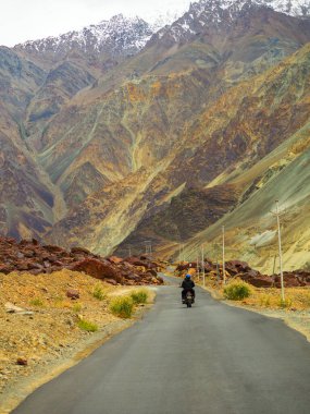 Ladakh, Hindistan - 26 Haziran 2022: Nubra Vadisi, Leh Ladakh, Jammu ve Kashmir, Hindistan 'da Diskit ve Khardung La Pass arasında güzel manzaranın tadını çıkaran bisikletçiler.