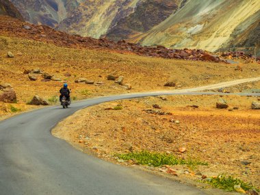 Ladakh, Hindistan - 26 Haziran 2022: Nubra Vadisi, Leh Ladakh, Jammu ve Kashmir, Hindistan 'da Diskit ve Khardung La Pass arasında güzel manzaranın tadını çıkaran bisikletçiler.
