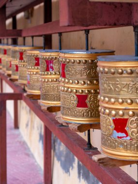 Leh, Hindistan - 18 Haziran 2022: Kuzey Hindistan 'daki Nubra Vadisi' ndeki en eski ve en büyük Budist manastırı olan Diskit Manastırı 'ndaki Tibet çanları.
