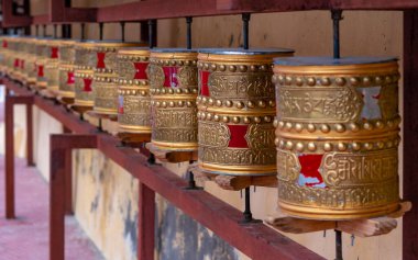 Leh, Hindistan - 18 Haziran 2022: Kuzey Hindistan 'daki Nubra Vadisi' ndeki en eski ve en büyük Budist manastırı olan Diskit Manastırı 'ndaki Tibet çanları.