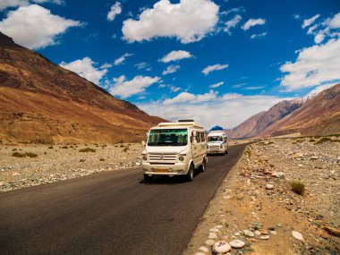 Leh, Hindistan - 18 Haziran 2022: Tempo Traveller, Kuzey Hindistan 'daki Ladakh Dağı yolunda son derece kullanılmış bir turist aracı..