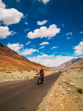 Ladakh, Hindistan - 26 Haziran 2022: Nubra Vadisi, Leh Ladakh, Jammu ve Kashmir, Hindistan 'da Diskit ve Khardung La Pass arasında güzel manzaranın tadını çıkaran bisikletçiler.