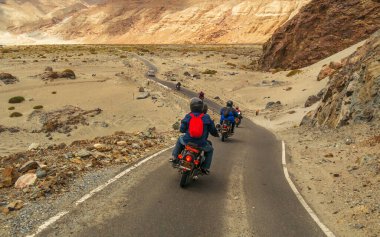 Ladakh, Hindistan - 26 Haziran 2022: Nubra Vadisi, Leh Ladakh, Jammu ve Kashmir, Hindistan 'da Diskit ve Khardung La Pass arasında güzel manzaranın tadını çıkaran bisikletçiler.