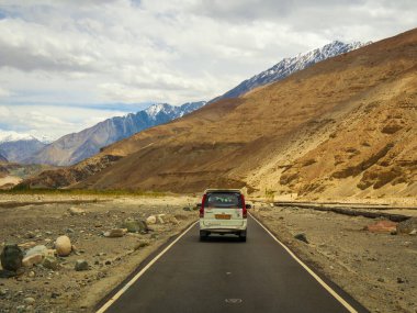Leh, Hindistan - 18 Haziran 2022: Kuzey Hindistan 'daki Dağ yolunda tanımlanamayan turist araçları. Ladakh 'ın güzel manzarası, Hindistan' ın en yüksek yaylası..