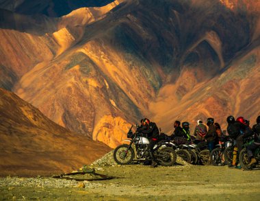 Ladakh, Hindistan - 26 Haziran 2022: Nubra Vadisi, Leh Ladakh, Jammu ve Kashmir, Hindistan 'da Diskit ve Khardung La Pass arasında güzel manzaranın tadını çıkaran bisikletçiler.