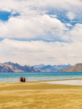 Ladakh, Hindistan - 18 Haziran 2022: Güzel Pangong Gölü yakınlarında Covid maskesi takan küçük Budist rahipler grubu. Dikey veya dikey oryantasyon