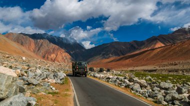 Leh, Hindistan - 18 Haziran 2022: Ladakh, Kuzey Hindistan Dağ yolunda Hint Ordusu kamyonu. Ladakh 'ın güzel manzarası, Hindistan' daki en yüksek plato..