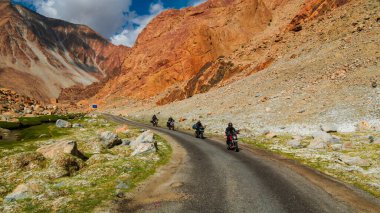Ladakh, Hindistan - 26 Haziran 2022: Nubra Vadisi, Leh Ladakh, Jammu ve Kashmir, Hindistan 'da Diskit ve Khardung La Pass arasında güzel manzaranın tadını çıkaran bisikletçiler.