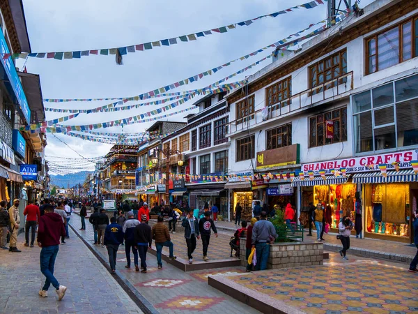 Ladakh, Hindistan - 18 Haziran 2022: Leh Market 'teki turistler, antik pazar tarihi 15. yüzyıla dayanıyor