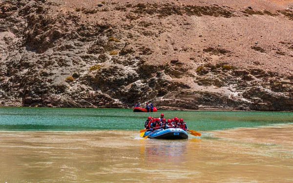 ラダック インド 6月18 2022 ツアンスカール川でボートを楽しむ観光客 インダス川の最初の主要な支流 — ストック写真
