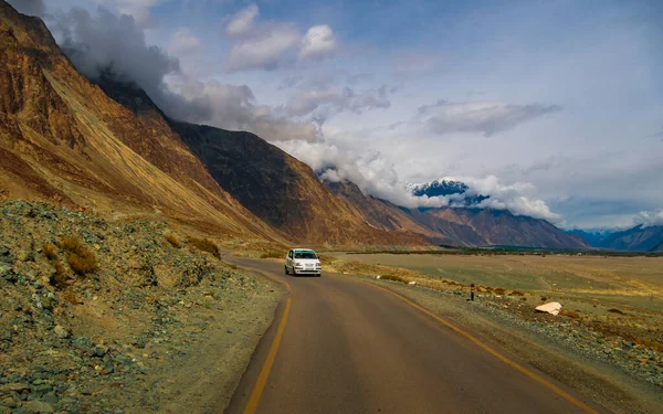 Leh Índia Junho 2022 Veículos Turísticos Não Identificados Estrada Montanha — Fotografia de Stock
