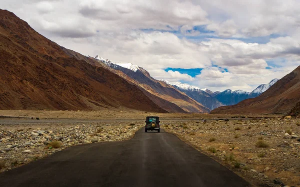 Leh Indie Června 2022 Neidentifikovaná Turistická Vozidla Horské Silnici Ladak — Stock fotografie