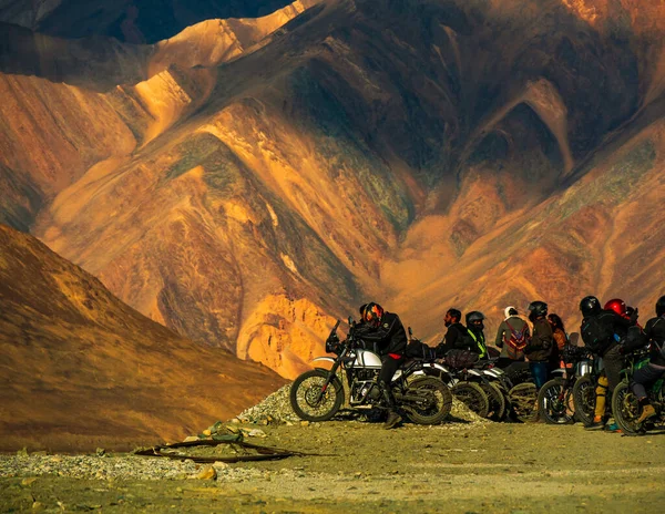 stock image Ladakh, India - June 26, 2022 : Bikers enjoying beautiful scenic view between Diskit and Khardung La Pass in Nubra Valley, Leh Ladakh, Jammu and Kashmir, India.