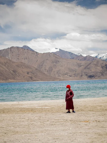 Ladakh, Hindistan - 18 Haziran 2022: Güzel Pangong Gölü yakınlarında Covid maskesi takan küçük Budist keşiş.