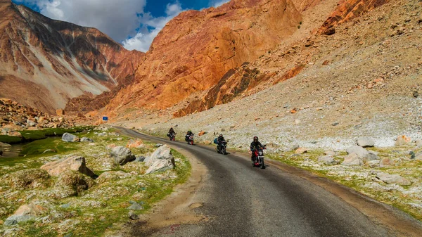 Ladakh, Hindistan - 26 Haziran 2022: Nubra Vadisi, Leh Ladakh, Jammu ve Kashmir, Hindistan 'da Diskit ve Khardung La Pass arasında güzel manzaranın tadını çıkaran bisikletçiler.
