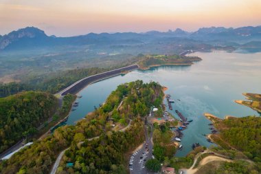 Tayland, suratthani 'deki Ratchaprapha Barajı Khao sok Milli Parkı' nın havadan görünüşü