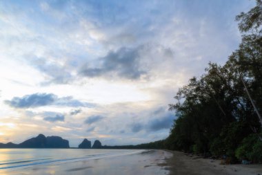 Tayland 'ın güneyindeki tropik plajda gün batımı