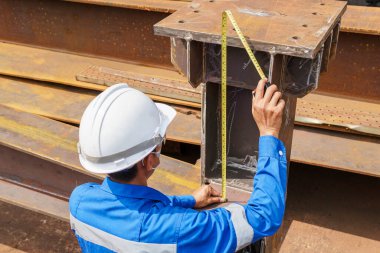 Müfettişler Çelik Yapıları 'nı kontrol etmek için bir Ölçüm Bantını kullanırlar..