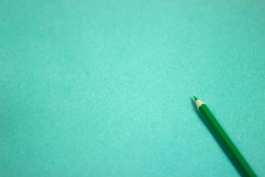 Yeşil kağıda konulan tahta yeşil kalem renginin üstten görünümü ile kopyalama alanı ile şablon 