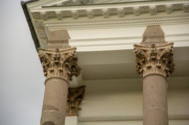 Topolcianky parkında klasik tarzda bir malikane ve kale. Slovakya.