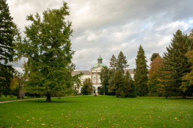 Topolcianky parkında klasik tarzda bir malikane ve kale. Slovakya.