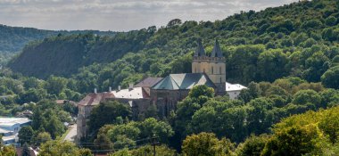 Hronsky Benadik köyündeki Saint Benedict Bazilikası. Slovakya.