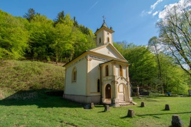 Jalsova 'daki Madenci Kilisesi. Hodrusa Hamre köyündeki Katolik kilisesi. Slovakya.