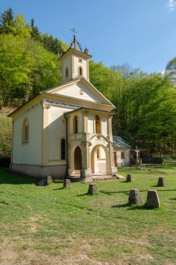 Jalsova 'daki Madenci Kilisesi. Hodrusa Hamre köyündeki Katolik kilisesi. Slovakya.