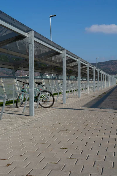 工業地帯の外に大きな近代的な自転車駐車場 — ストック写真