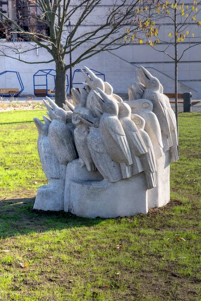 ニトラ スロバキア 2022年11月13日 彼らは2000年を生き残るのだろうか ティボル バルトフェイの作品です スヴァトプルコヴォ広場 ニトラ スロバキア — ストック写真