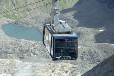 Kaprun 'u Kitzsteinhorn buzuluna bağlayan modern teleferik. Alpler. Avusturya.