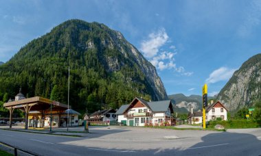HALLSTATT, AUSTRIA - 24 Temmuz 2020: Klausner-Holl Kampı, Hallstatt. Hallstatter Gölü 'nün yanındaki kamp alanında..