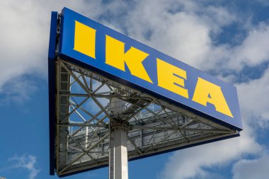 Bratislava, Slovakya - 3 Ekim 2022 IKEA bayrağı bulutlu gökyüzüne karşı. IKEA, 2008 yılından bu yana dünyanın en büyük mobilya perakendecisi ve mobilya tasarımı ve satışları yapıyor..