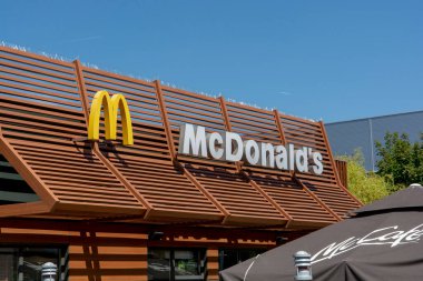 Bratislava, Slovakya - 4 Ağustos 2022: Bratislava 'daki McDonald' s Store 'un dışı. Slovakya.