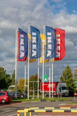 Bratislava, Slovakya - 3 Ekim 2022: IKEA bulutlu gökyüzüne karşı bayraklar. IKEA, 2008 yılından bu yana dünyanın en büyük mobilya perakendecisi ve mobilya tasarımı ve satışları yapıyor..